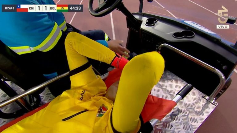 Muy afectado: Así se retiró Carlos Lampe tras su inédita lesión en el gol de Chile ante Bolivia