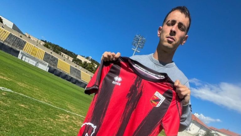 Bombazo: Defensa chileno da el salto y llega a inesperado club de Europa