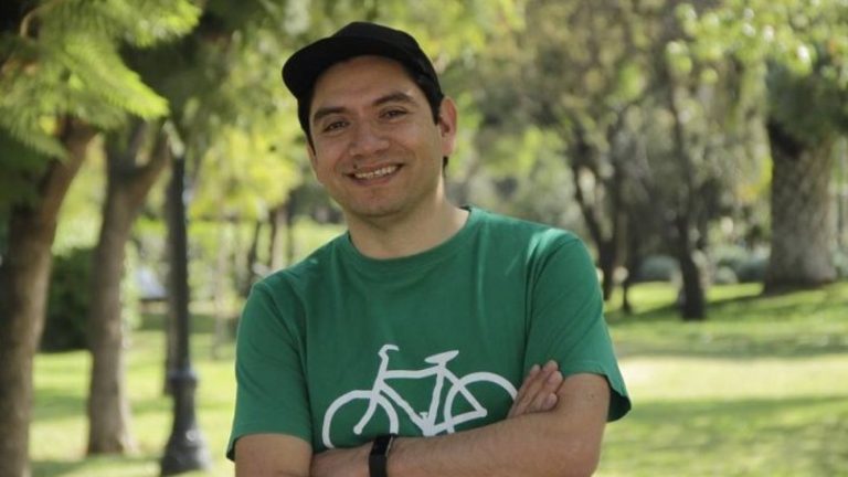 Vocalista de Sinergia hace desesperado llamado por estado de salud de su hijo