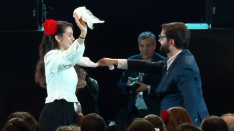 Presidente Gabriel Boric presentó a su pareja Paula Carrasco con inesperado pie de cueca en Parque O'Higgins