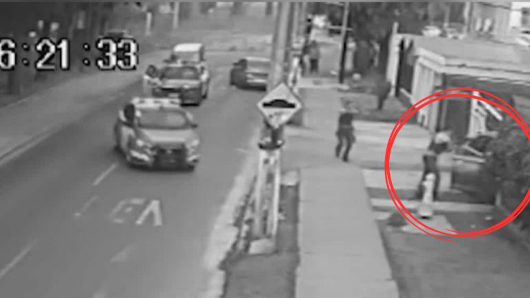 Impactante video: Intentaron escapar de Carabineros, chocaron con una casa y se subieron al techo