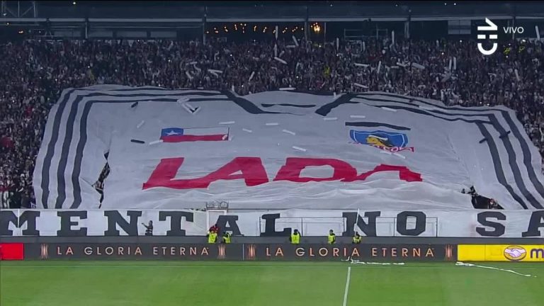 ¡Con fuegos artificiales! La espectacular salida de Colo Colo frente a River