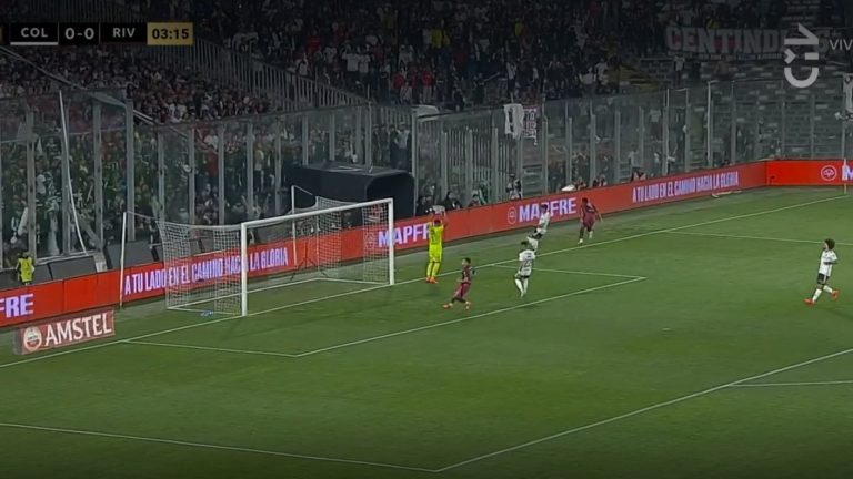 ¡Avisa River! Miguel Borja intentó con un remate que se fue muy alto de la portería de Colo Colo
