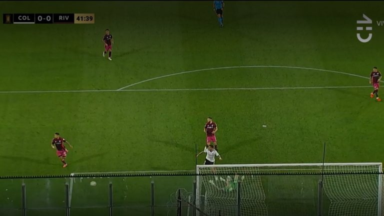 ¡Era el primero! Colo Colo otra vez lo tuvo con un cabezazo de Javier Correa que salvó Armani