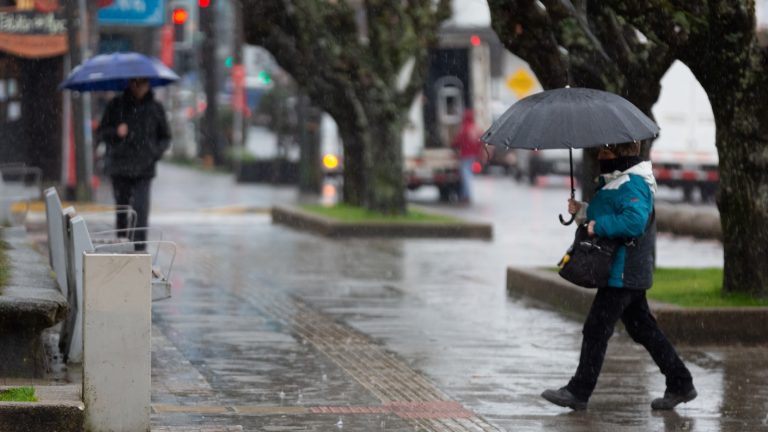 Septiembre se va con lluvias: Sistema frontal llegará este fin de semana a la zona centro-sur