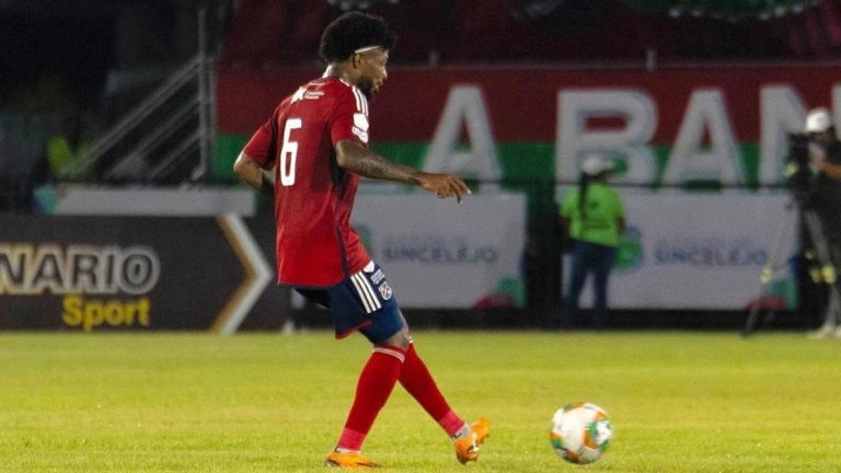 Falló un penal clave, su equipo quedó eliminado y ahora lo insultan en Instagram: “Mercenario”