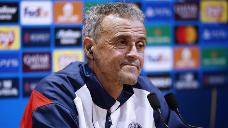 Luis Enrique se mostró dispuesto a reducir su sueldo para no hablar con la prensa: “Lo firmo”