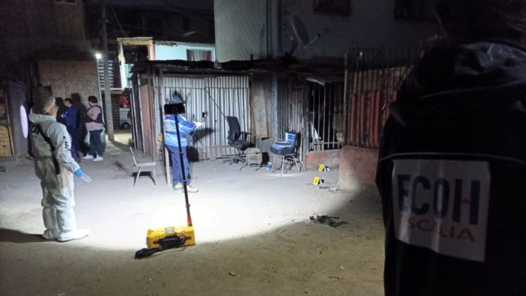 Homicidio frustrado en Quilicura: Menor de 14 años y dos adultos fueron baleados en una plaza