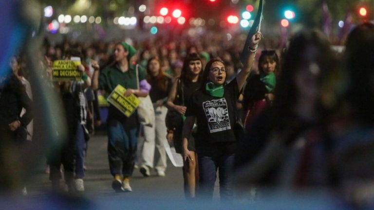 “Es justicia social”: Organizaciones feministas marcharon por la Alameda en demanda de aborto legal