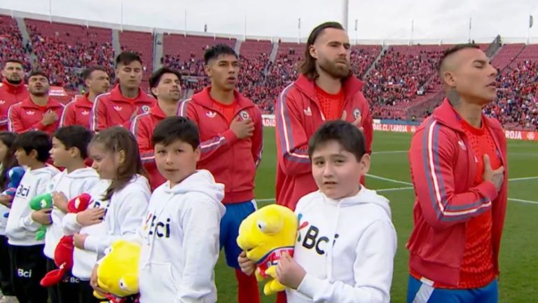 ¡Transmitiendo energía! Así cantó el Estadio Nacional el himno de Chile para enfrentar a Bolivia