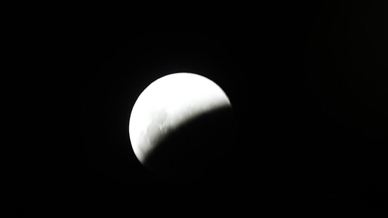Eclipse lunar parcial del 17 y 18 septiembre 2024: A qué hora se verá en Chile