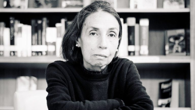 Poeta Elvira Hernández se convierte en la segunda mujer en recibir el Premio Nacional de Literatura