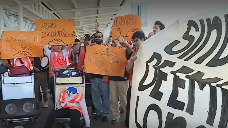 Trabajadores del Aeropuerto de Santiago protestan por mejoras laborales: Solicitan aumento salarial y cambios en jornadas