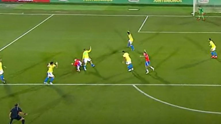 Cámara aérea registró claro penal: La polémica jugada que reclamó Chile y que terminó en el empate de Brasil