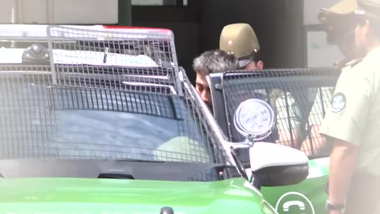 Cabeza gacha y rodeado de carabineros: La primera imagen de Jorge Valdivia en su traslado al Centro de Justicia