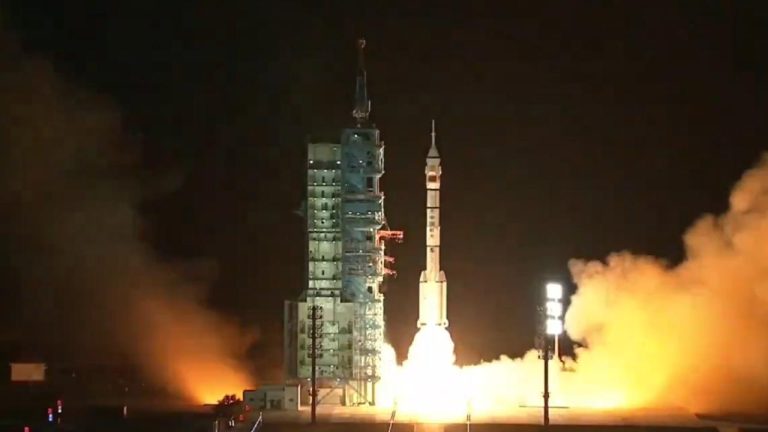 China logró exitoso lanzamiento de la misión Shenzhou-19: Investigarán la construcción de hábitats en la Luna