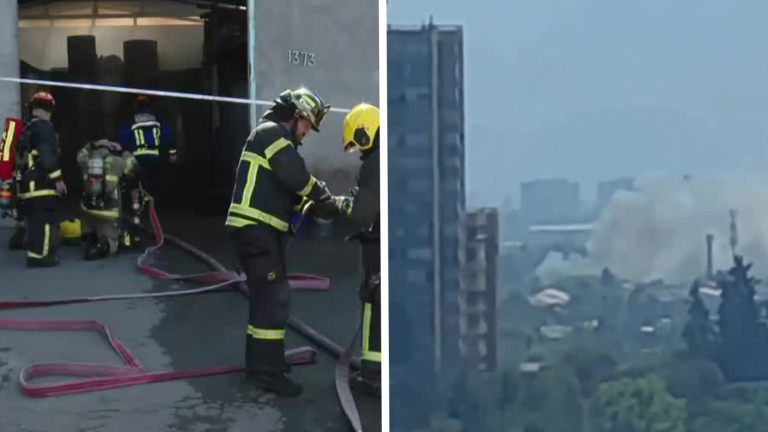 Incendio en Estación Central amenaza con propagarse a fábrica de papeles