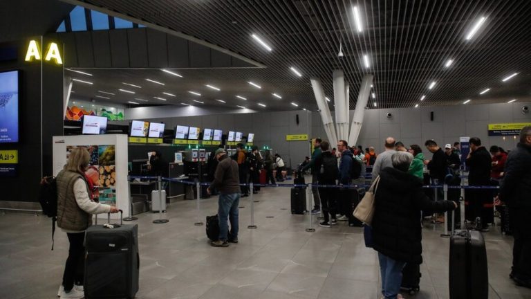 Detuvieron a sujeto en Aeropuerto de Santiago por falso aviso de bomba: Testigo escuchó amenaza