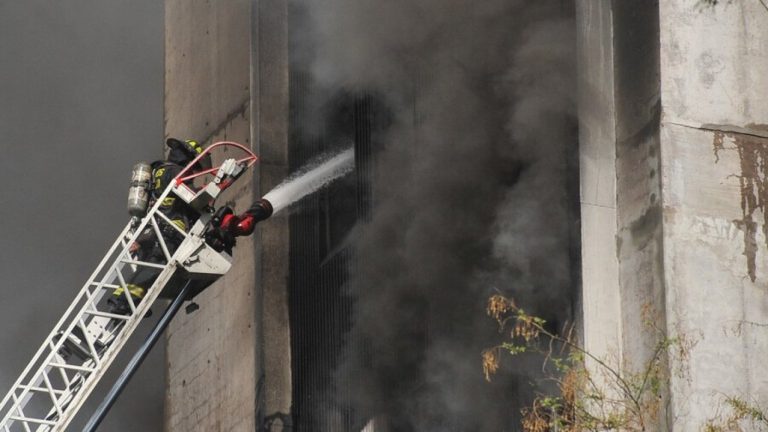 Se reactivó incendio en bodega cercana a Barrio Meiggs: Tiene productos altamente inflamables