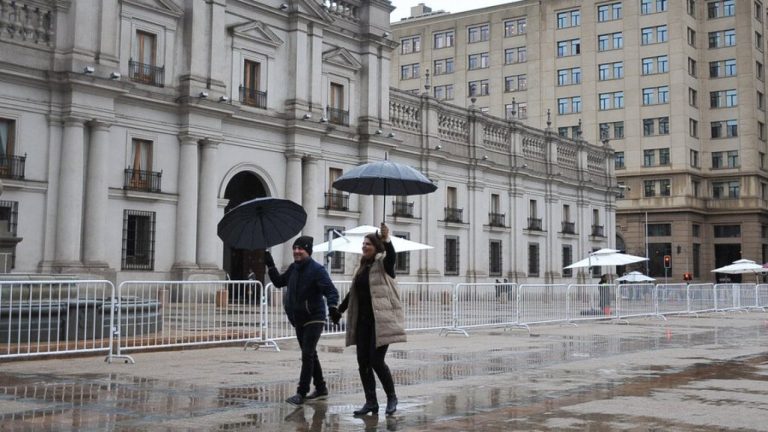 Lluvia en Santiago: Revisa hasta cuándo y qué hora caerán precipitaciones en la Región Metropolitana