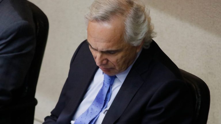 Andrés Chadwick renunció a la UDI en medio de cuestionamientos por chats con Hermosilla