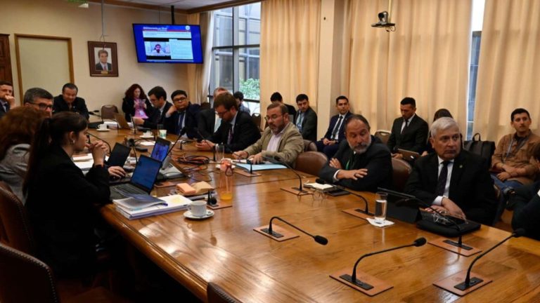 Acusación constitucional contra ministra Tohá es despachada con informe negativo a la sala de la Cámara