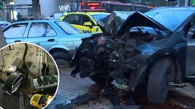 Violento choque en Providencia: Autos colisionaron y uno terminó sin motor al impactar en árbol