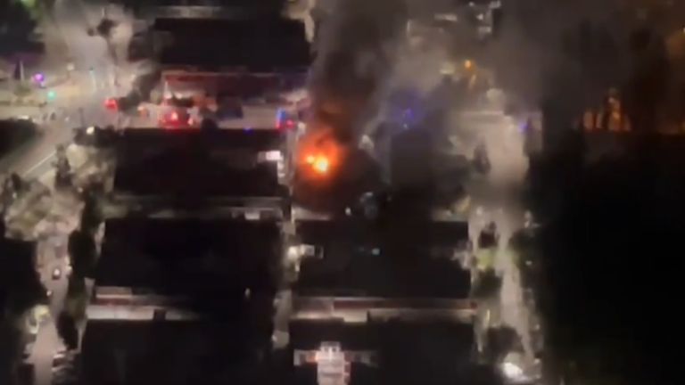 Incendio consumió tres departamentos en La Florida: Sujeto habría amenazado con quemar block