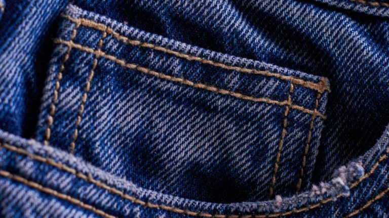 ¿Sabes para qué sirve el pequeño bolsillo de los jeans? Levi's reveló su origen