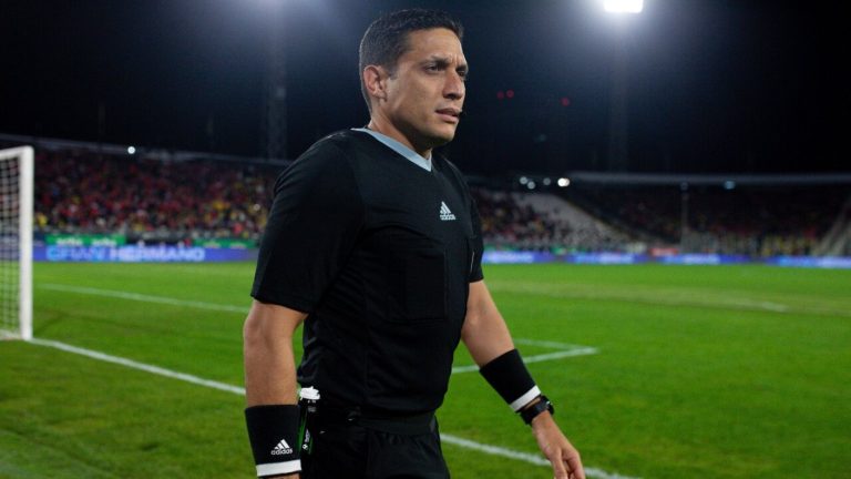 Poco alentador: El negativo registro de Chile con el árbitro que estará en el duelo ante Colombia