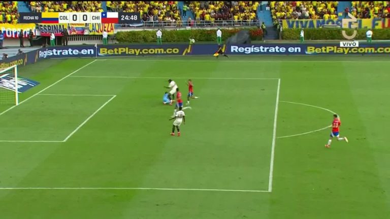 ¡Tremendos! Cortés y Vargas se unieron para evitar el gol de Colombia