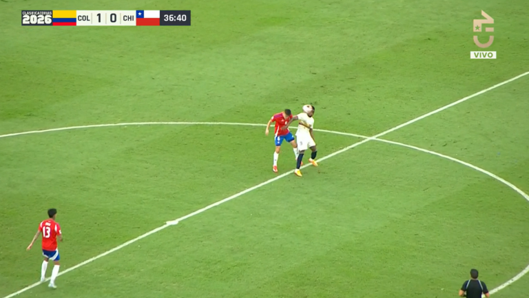 ¿Y eso? El tremendo codazo de Jhon Córdoba a Thomas Galdames que fue solamente amarilla