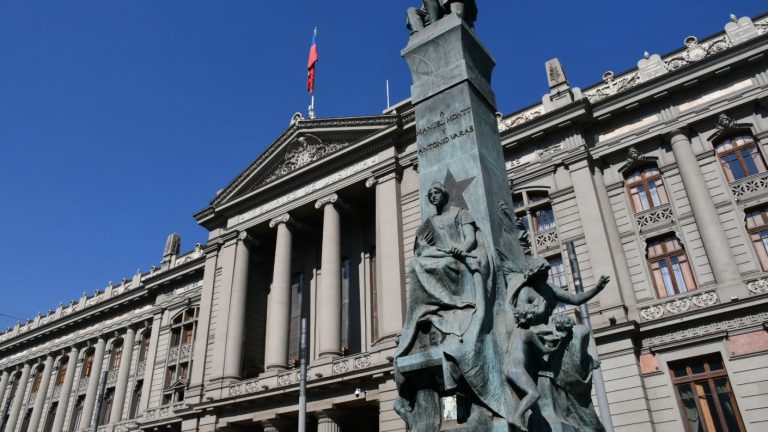 Hombre se quemó a lo bonzo frente al Palacio de Tribunales: Rápida acción policial salvó su vida