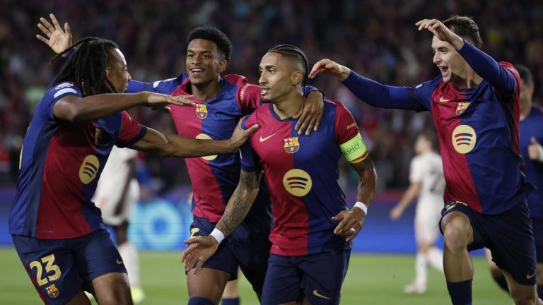 Raphinha comanda a un intratable Barcelona que aplasta al Bayern Múnich en la Champions League