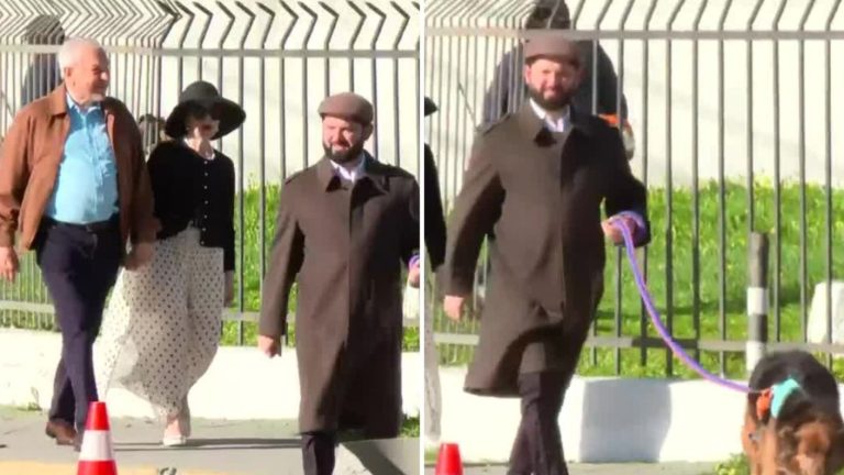 Elecciones 2024: Presidente Boric llegó a votar en compañía de Brownie y sus padres