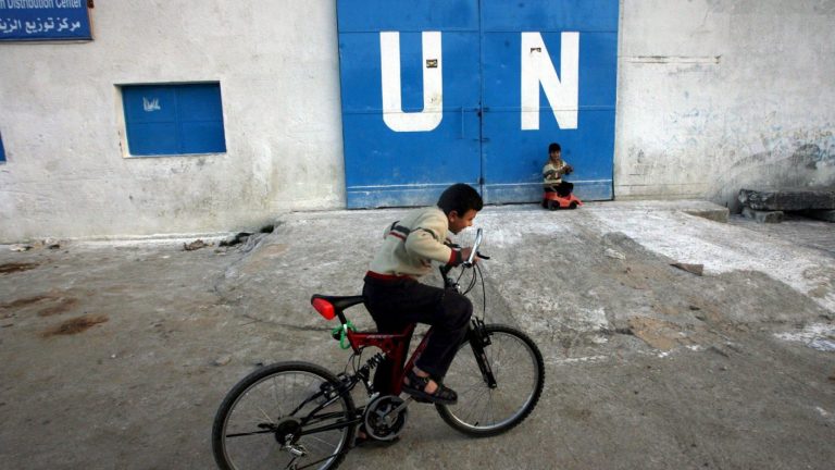Israel prohibió a la agencia de la ONU para los refugiados palestinos operar acusándolos de 