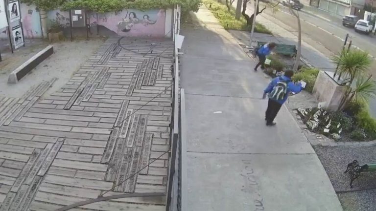 Equipo de candidato del Partido Republicano es acusado de vandalizar sitio de memoria en Ñuñoa