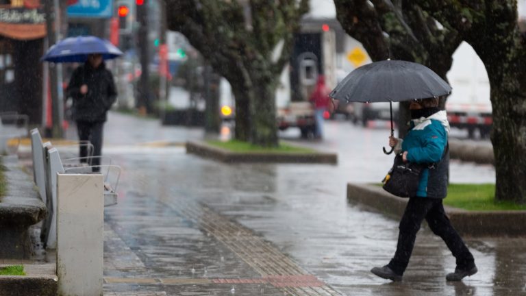 Regresa la lluvia a Santiago: Revisa cuándo empezarán las precipitaciones en la RM