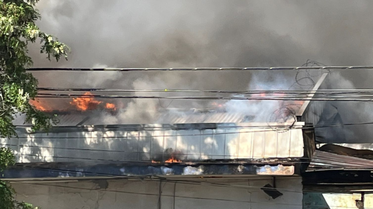 Reportan grave incendio en Santiago Centro: 14 máquinas de Bomberos trabajan en el lugar