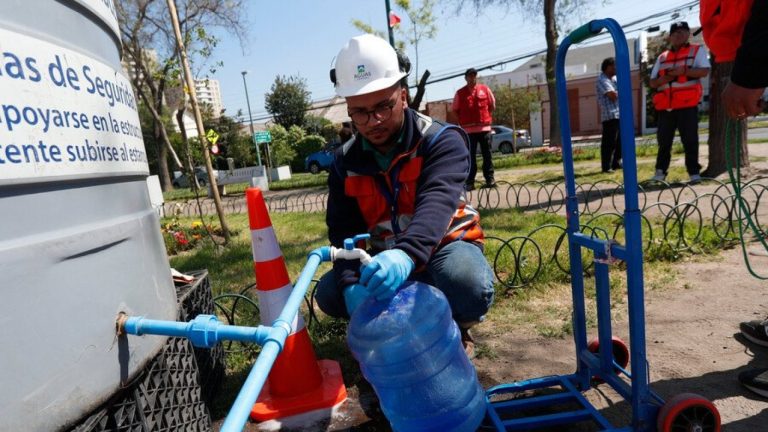 Cortes de agua en la RM: Revisa el detalle y horario de los sectores afectados