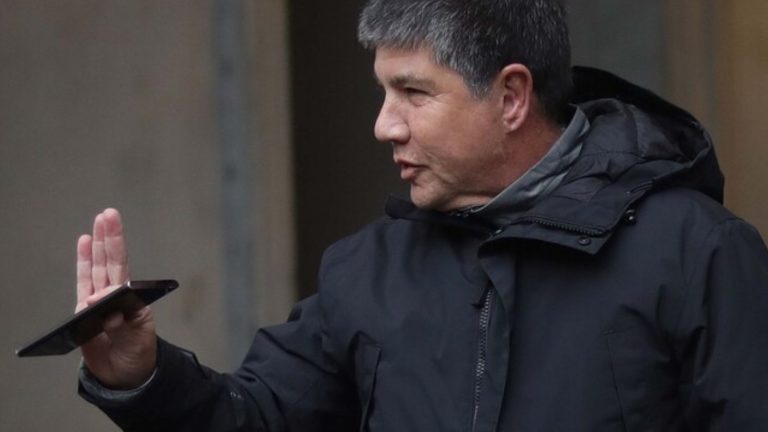 “Tengo derecho a defensa”: Esto dijo Manuel Monsalve al llegar a reunión con abogados en Santiago