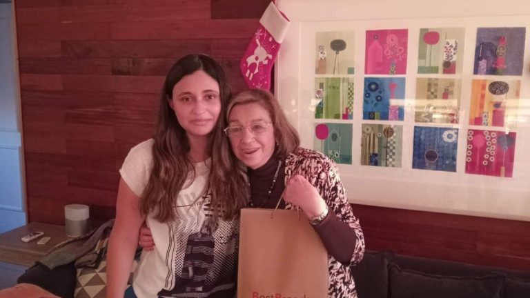 “Quizás darnos alguna pista”: Nieta de María Elcira apunta a que inusual objeto que portaba su abuela podría ser crucial