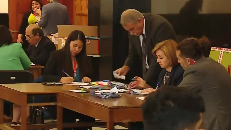 Mínima diferencia: Realizan nuevo conteo de votos para definir al alcalde de Peñalolén