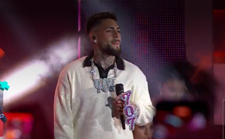 ¿Qué significa? Gino Mella sorprendió con un extraño simbolismo en la Teletón 2024