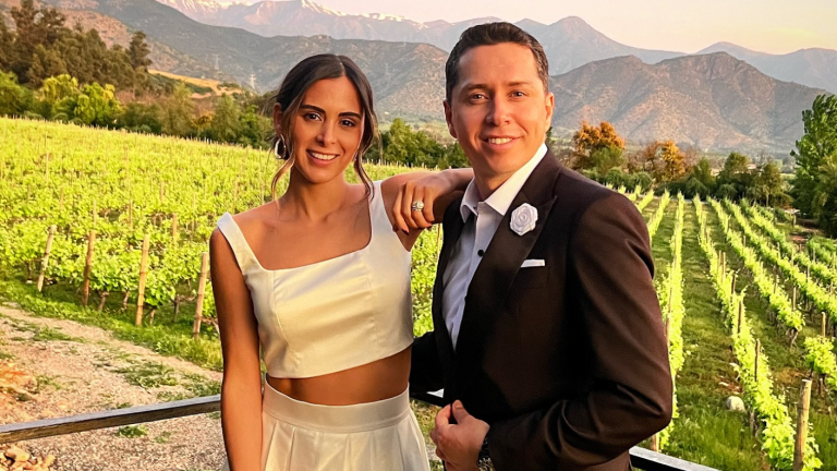 Con elegantes look: Karol Lucero celebró su matrimonio religioso con Francisca Virgilio