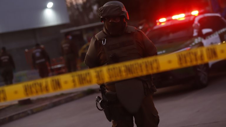 Carabinero de tenencia El Carmen es trasladado a hospital con riesgo vital tras sufrir impacto balístico en su cráneo