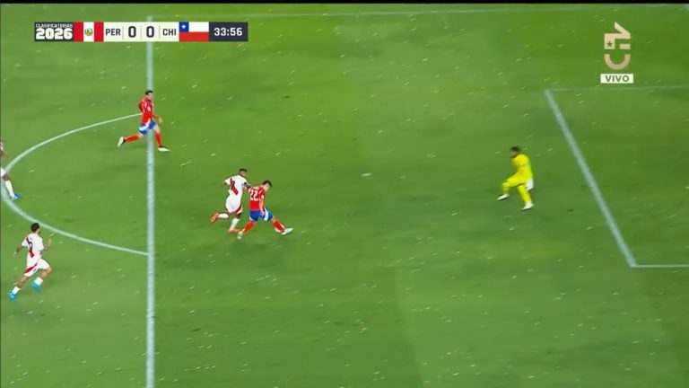 Lo tuvo: Alexander Aravena desaprovechó una increíble opción frente a Perú