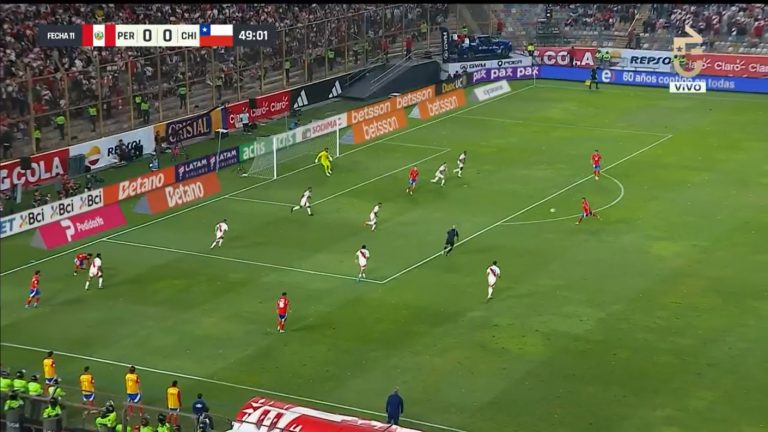 ¡En qué estuvo! Arturo Vidal prueba con un disparo que se va a las manos del arquero