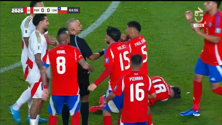 ¿Y el VAR? Rodrigo Echeverría recibió descalificador codazo que solo fue amarilla