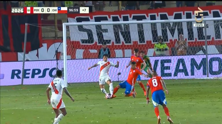 Minutos de terror: Mora comete penal en la última jugada, pero juez lo desestima por offside